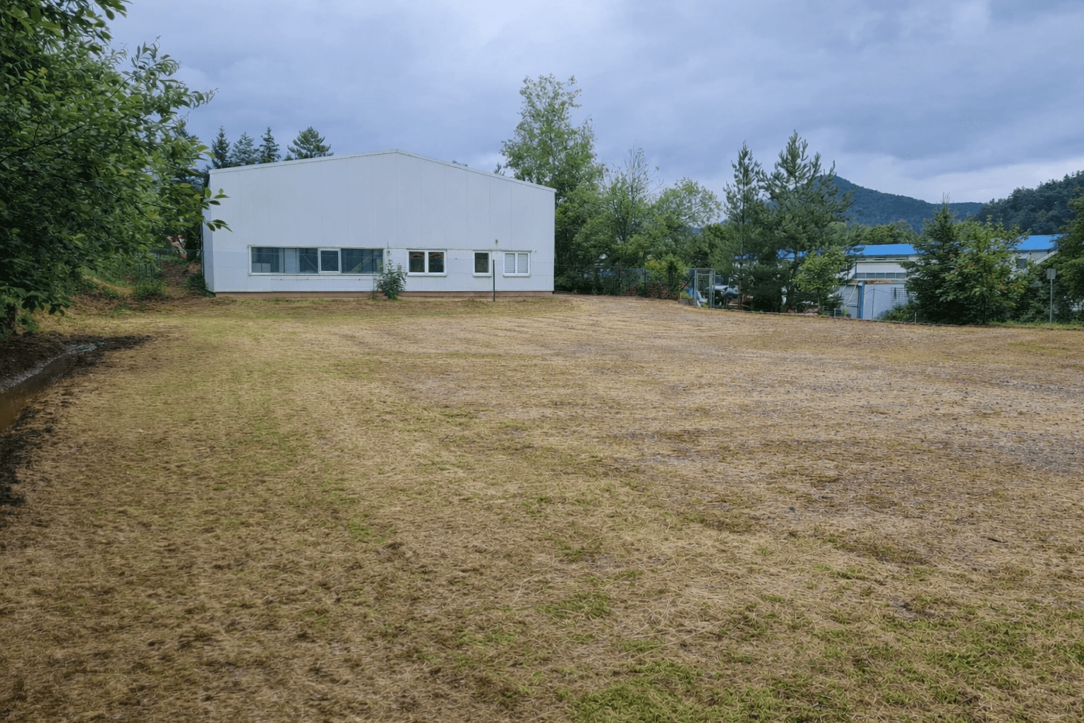 Prenájom nebytového priestoru 1.300 m², Dahn, Porýnie-Falcko Prenájom nebytového priestoru 1.300 m², Dahn, Porýnie-Falcko