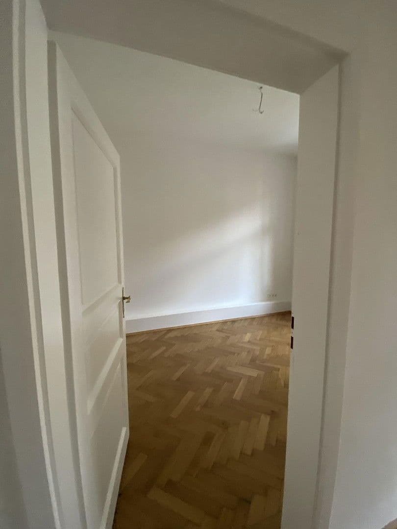 Prenájom bytu 3-izbový 90 m², Herzogstr. 85, München, Bavorsko Prenájom bytu 3-izbový 90 m², Herzogstr. 85, München, Bavorsko