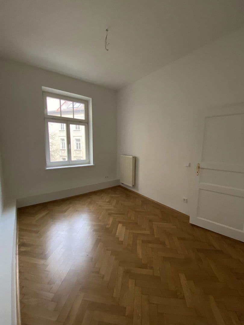 Prenájom bytu 3-izbový 90 m², Herzogstr. 85, München, Bavorsko Prenájom bytu 3-izbový 90 m², Herzogstr. 85, München, Bavorsko