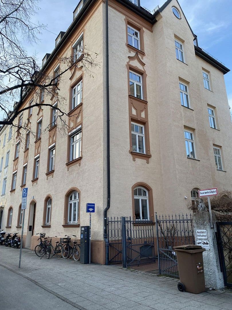 Prenájom bytu 3-izbový 90 m², Herzogstr. 85, München, Bavorsko Prenájom bytu 3-izbový 90 m², Herzogstr. 85, München, Bavorsko