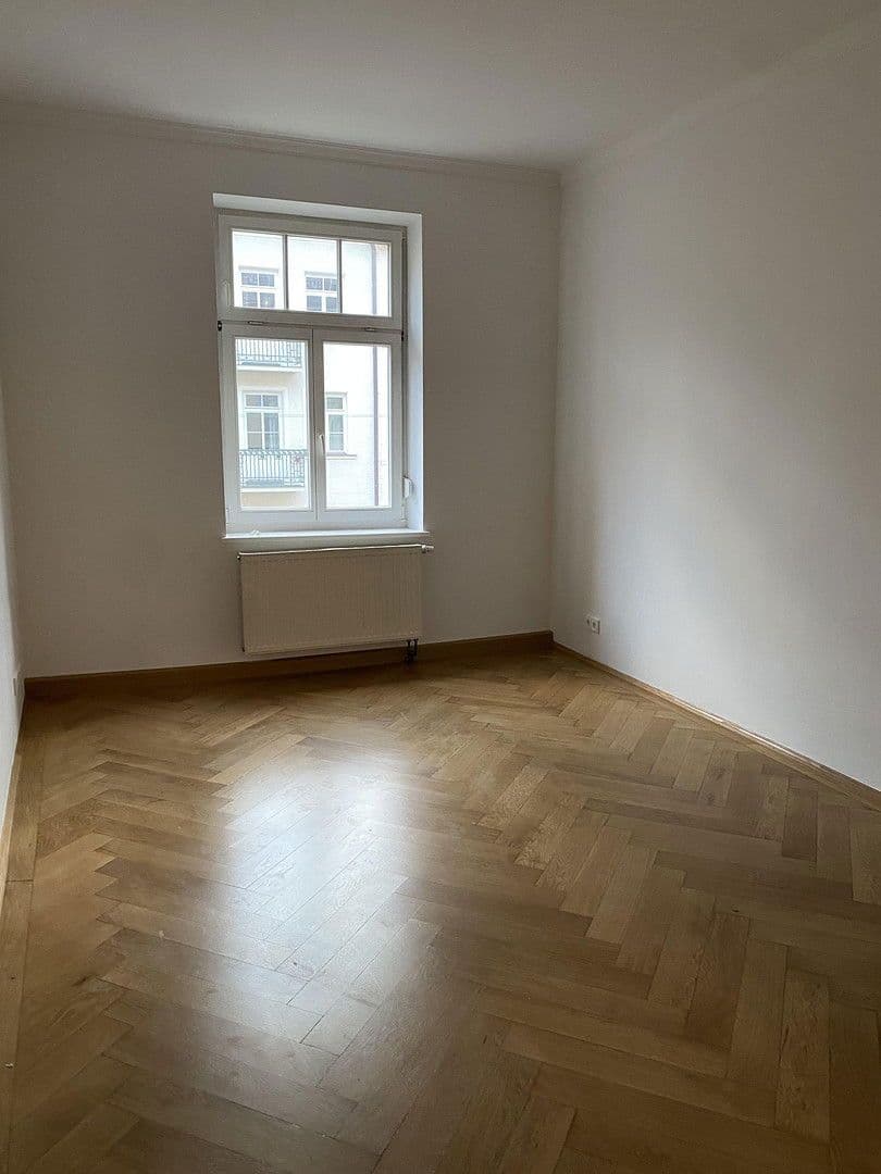 Prenájom bytu 3-izbový 90 m², Herzogstr. 85, München, Bavorsko Prenájom bytu 3-izbový 90 m², Herzogstr. 85, München, Bavorsko