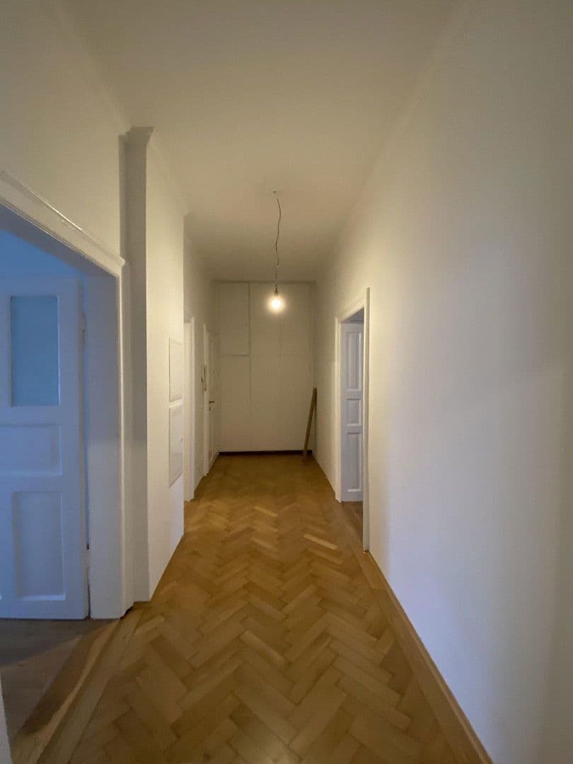 Prenájom bytu 3-izbový 90 m², Herzogstr. 85, München, Bavorsko Prenájom bytu 3-izbový 90 m², Herzogstr. 85, München, Bavorsko