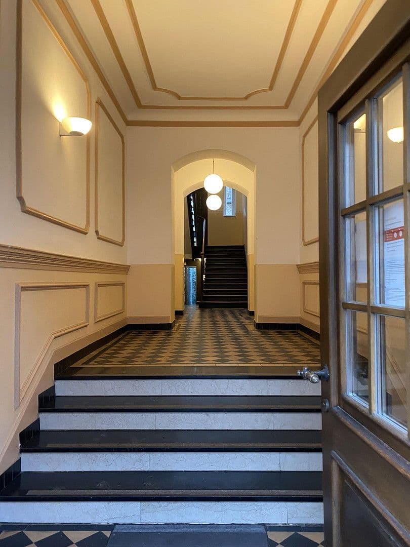 Prenájom bytu 3-izbový 90 m², Herzogstr. 85, München, Bavorsko Prenájom bytu 3-izbový 90 m², Herzogstr. 85, München, Bavorsko