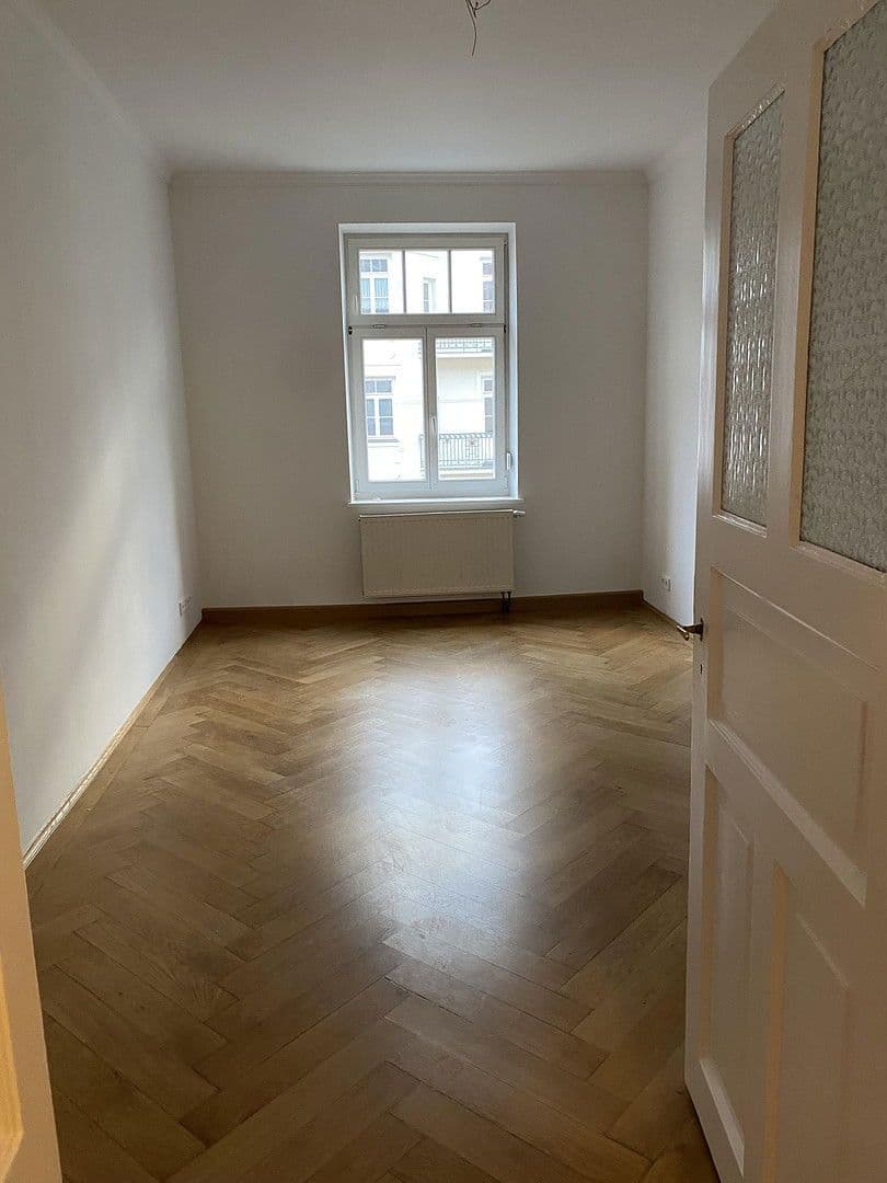 Prenájom bytu 3-izbový 90 m², Herzogstr. 85, München, Bavorsko Prenájom bytu 3-izbový 90 m², Herzogstr. 85, München, Bavorsko