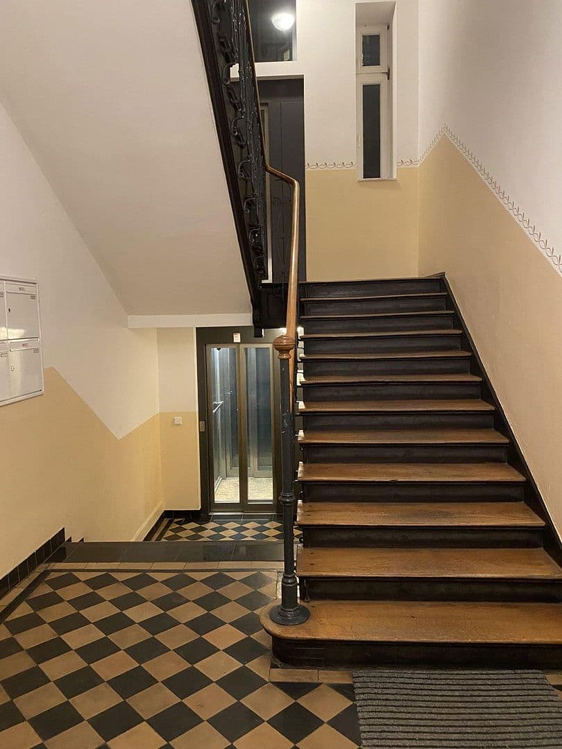 Prenájom bytu 3-izbový 90 m², Herzogstr. 85, München, Bavorsko Prenájom bytu 3-izbový 90 m², Herzogstr. 85, München, Bavorsko