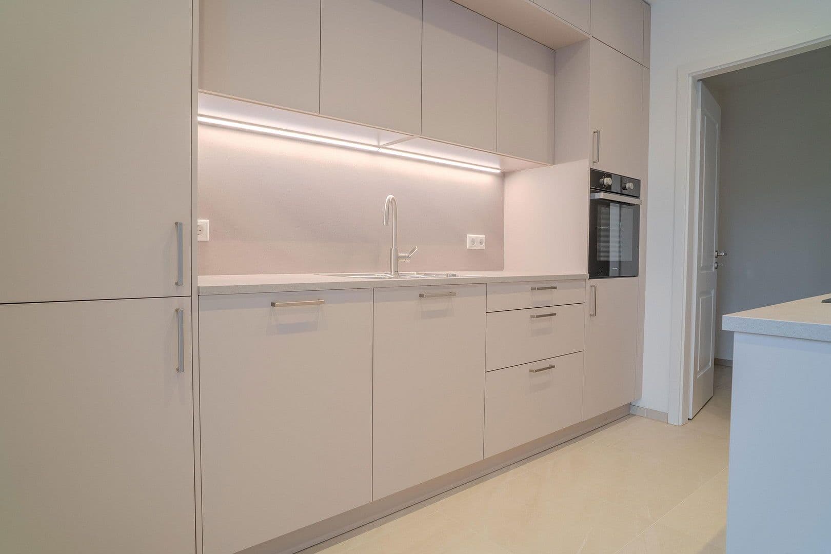 Prenájom bytu 4-izbový 145 m², An den Postwiesen 1, Frankfurt am Main, Hesensko Prenájom bytu 4-izbový 145 m², An den Postwiesen 1, Frankfurt am Main, Hesensko