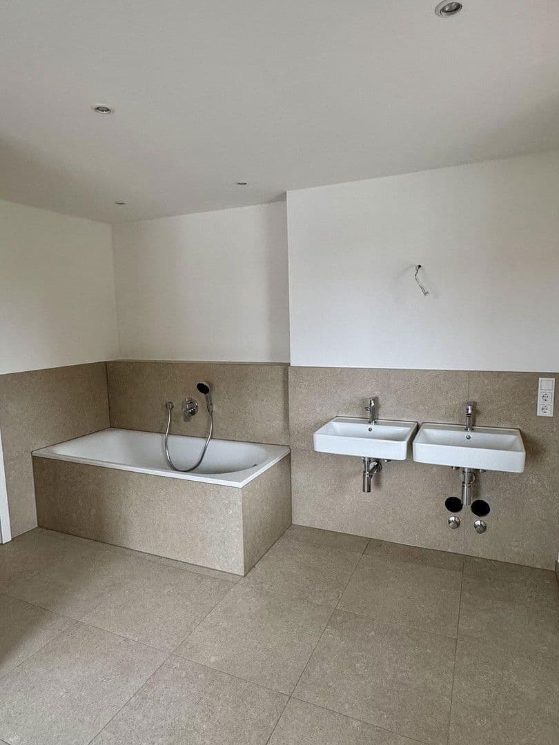 Prenájom bytu 5-izbový 135 m², Happinger Straße 66, Rosenheim, Bavorsko Prenájom bytu 5-izbový 135 m², Happinger Straße 66, Rosenheim, Bavorsko