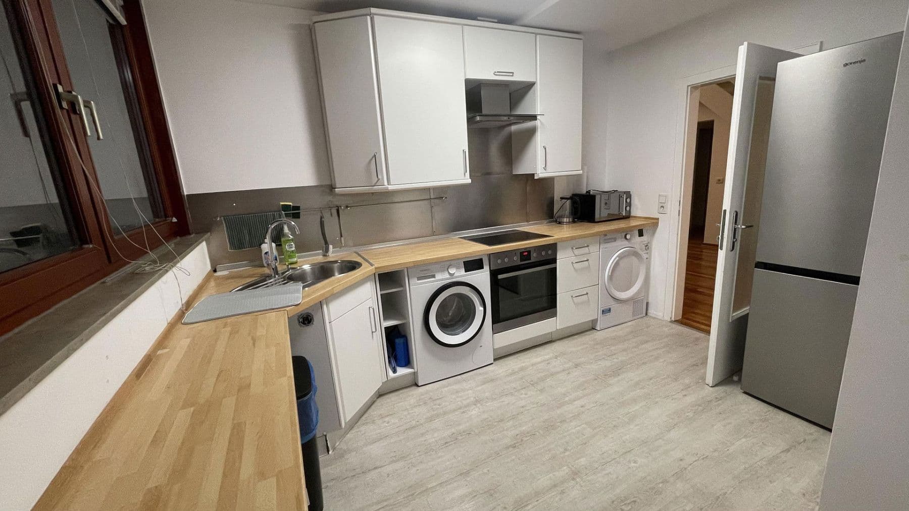 Prenájom bytu 4-izbový 100 m², Düsseldorf, Severné Porýnie - Westfálsko Prenájom bytu 4-izbový 100 m², Düsseldorf, Severné Porýnie - Westfálsko