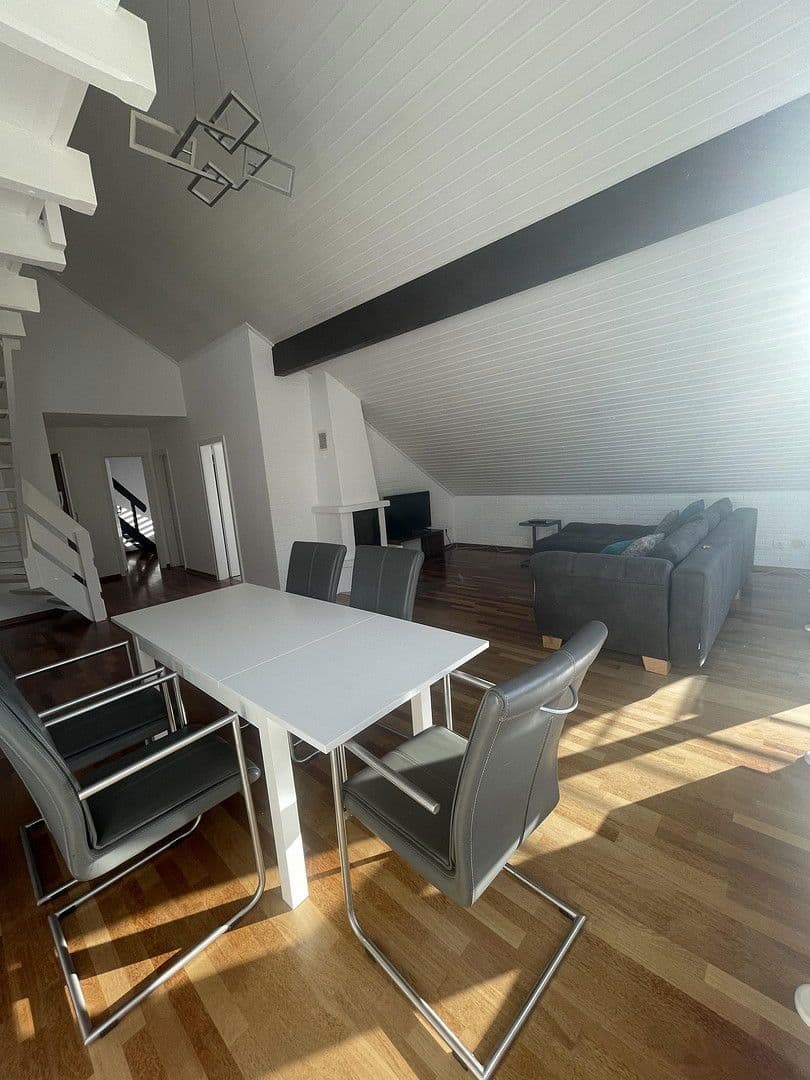 Prenájom bytu 4-izbový 100 m², Düsseldorf, Severné Porýnie - Westfálsko Prenájom bytu 4-izbový 100 m², Düsseldorf, Severné Porýnie - Westfálsko