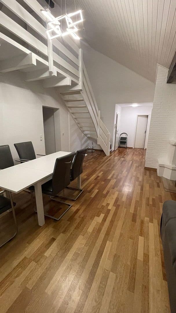 Prenájom bytu 4-izbový 100 m², Düsseldorf, Severné Porýnie - Westfálsko Prenájom bytu 4-izbový 100 m², Düsseldorf, Severné Porýnie - Westfálsko