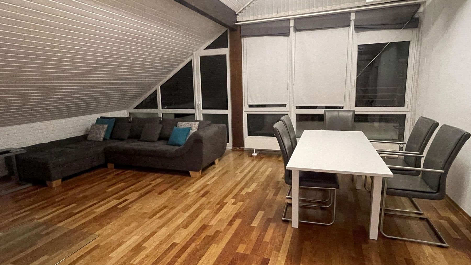 Prenájom bytu 4-izbový 100 m², Düsseldorf, Severné Porýnie - Westfálsko Prenájom bytu 4-izbový 100 m², Düsseldorf, Severné Porýnie - Westfálsko