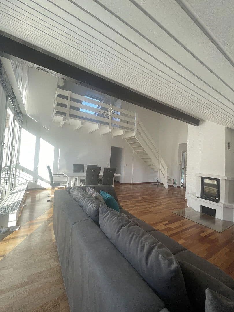 Prenájom bytu 4-izbový 100 m², Düsseldorf, Severné Porýnie - Westfálsko Prenájom bytu 4-izbový 100 m², Düsseldorf, Severné Porýnie - Westfálsko