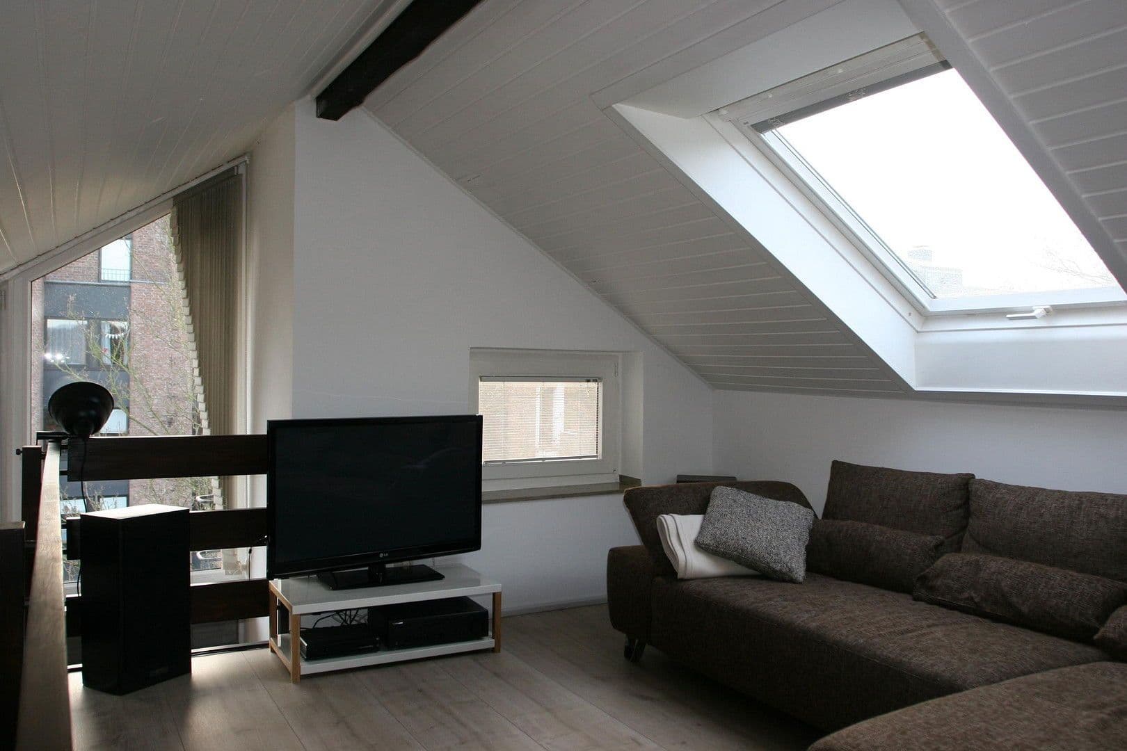 Prenájom bytu 4-izbový 100 m², Düsseldorf, Severné Porýnie - Westfálsko Prenájom bytu 4-izbový 100 m², Düsseldorf, Severné Porýnie - Westfálsko