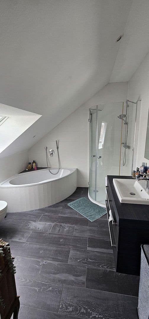 Prenájom bytu 4-izbový 118 m², Frankfurt am Main, Hesensko Prenájom bytu 4-izbový 118 m², Frankfurt am Main, Hesensko