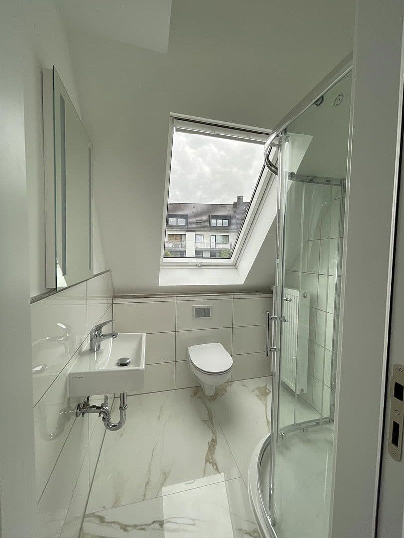 Prenájom bytu 5-izbový 95 m², Düsseldorf, Severné Porýnie - Westfálsko Prenájom bytu 5-izbový 95 m², Düsseldorf, Severné Porýnie - Westfálsko