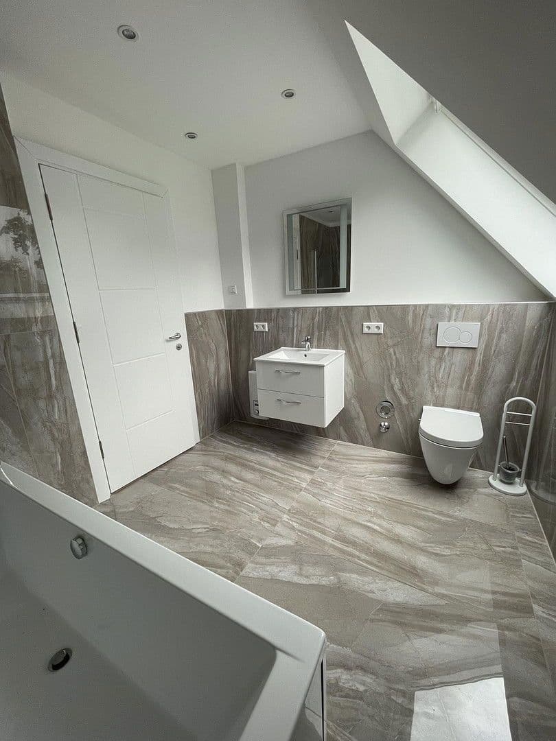 Prenájom bytu 5-izbový 95 m², Düsseldorf, Severné Porýnie - Westfálsko Prenájom bytu 5-izbový 95 m², Düsseldorf, Severné Porýnie - Westfálsko