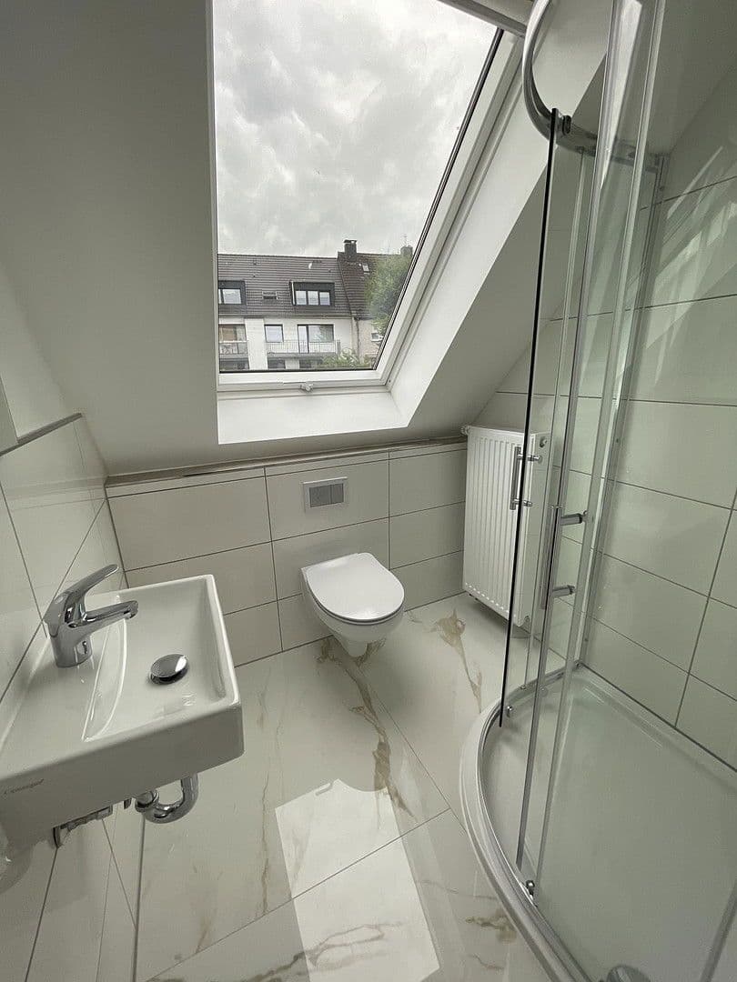 Prenájom bytu 5-izbový 95 m², Düsseldorf, Severné Porýnie - Westfálsko Prenájom bytu 5-izbový 95 m², Düsseldorf, Severné Porýnie - Westfálsko