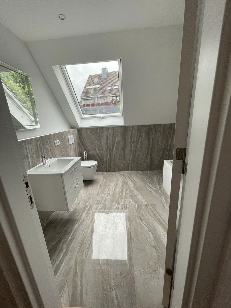 Prenájom bytu 5-izbový 95 m², Düsseldorf, Severné Porýnie - Westfálsko Prenájom bytu 5-izbový 95 m², Düsseldorf, Severné Porýnie - Westfálsko