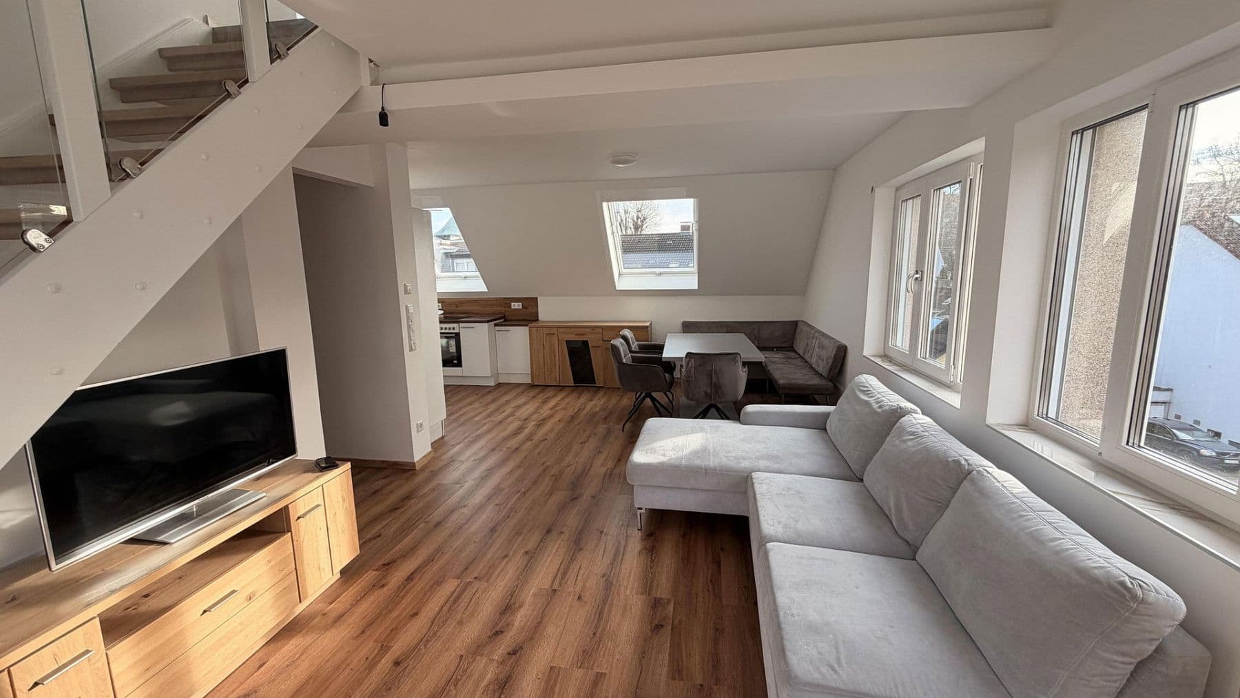 Prenájom bytu 5-izbový 95 m², Düsseldorf, Severné Porýnie - Westfálsko Prenájom bytu 5-izbový 95 m², Düsseldorf, Severné Porýnie - Westfálsko