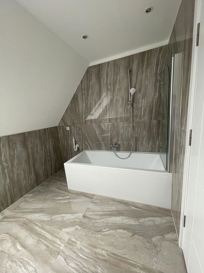 Prenájom bytu 5-izbový 95 m², Düsseldorf, Severné Porýnie - Westfálsko Prenájom bytu 5-izbový 95 m², Düsseldorf, Severné Porýnie - Westfálsko