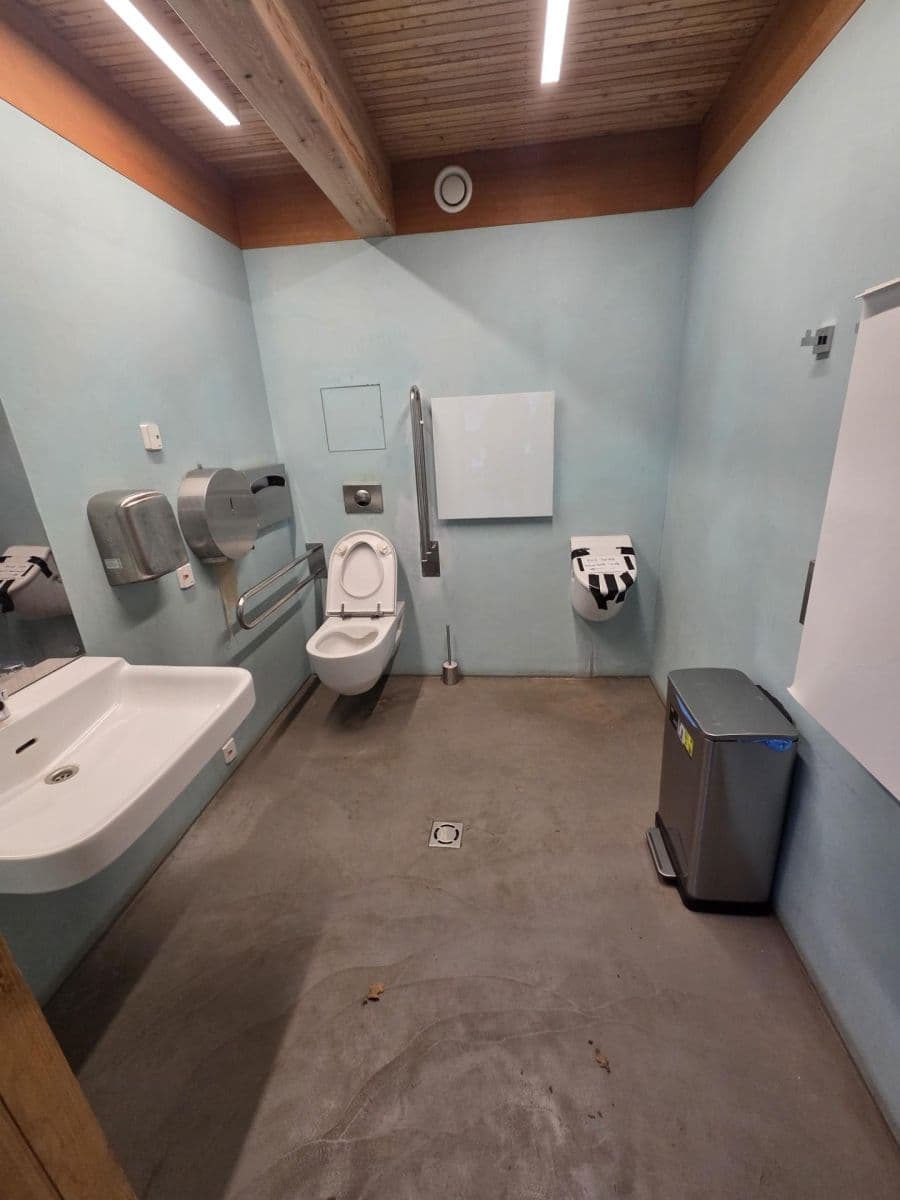 Prenájom nebytového priestoru 124 m², Kostnické náměstí, Praha, Praha Prenájom nebytového priestoru 124 m², Kostnické náměstí, Praha, Praha