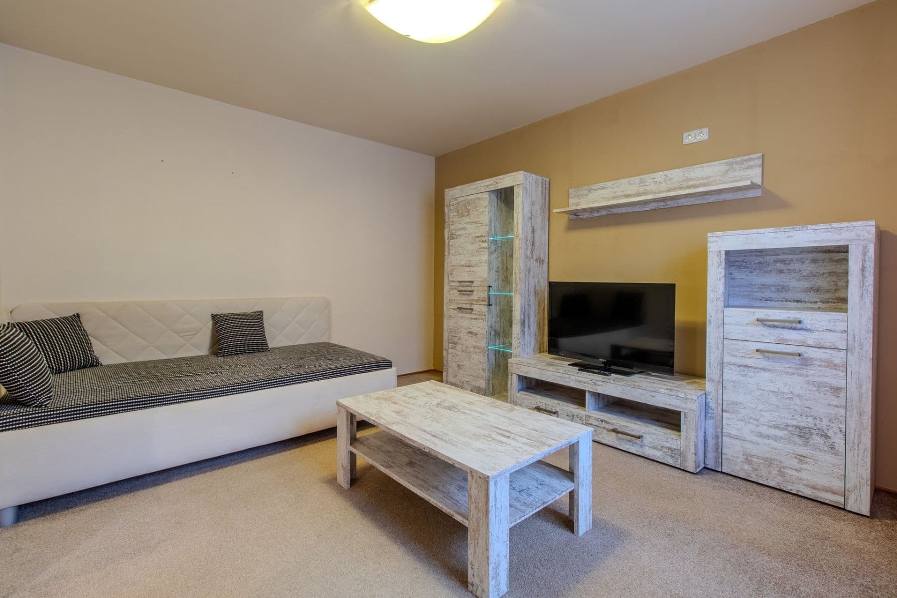 Prenájom bytu 1-izbový 33 m², Vodárenská, Kladno, Středočeský kraj Prenájom bytu 1-izbový 33 m², Vodárenská, Kladno, Středočeský kraj