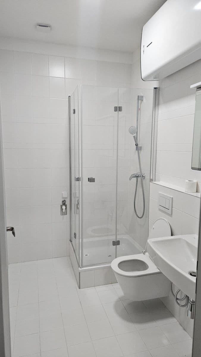 Prenájom bytu 2-izbový 52 m², Ukrajinská, Praha, Praha Prenájom bytu 2-izbový 52 m², Ukrajinská, Praha, Praha