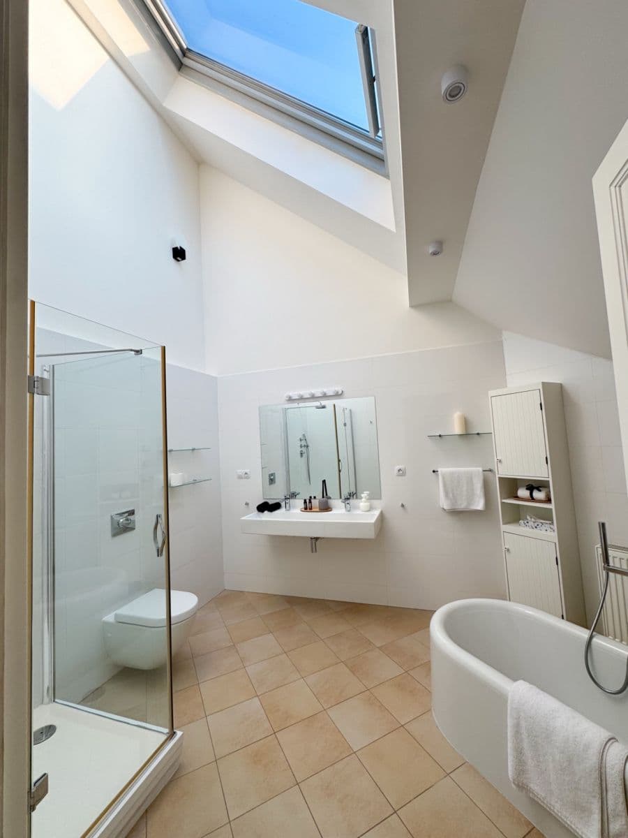 Prenájom bytu 3-izbový 143 m², Opatovická, Praha, Praha Prenájom bytu 3-izbový 143 m², Opatovická, Praha, Praha