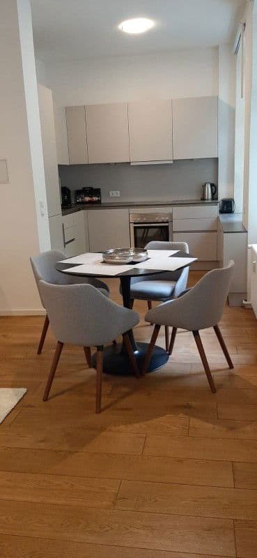 Prenájom bytu 2-izbový 67 m², Konradinstraße 28, Berlin, Berlín Prenájom bytu 2-izbový 67 m², Konradinstraße 28, Berlin, Berlín