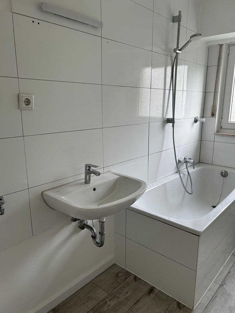 Prenájom bytu 3-izbový 68 m², Curieweg 12, Düsseldorf, Severné Porýnie - Westfálsko Prenájom bytu 3-izbový 68 m², Curieweg 12, Düsseldorf, Severné Porýnie - Westfálsko