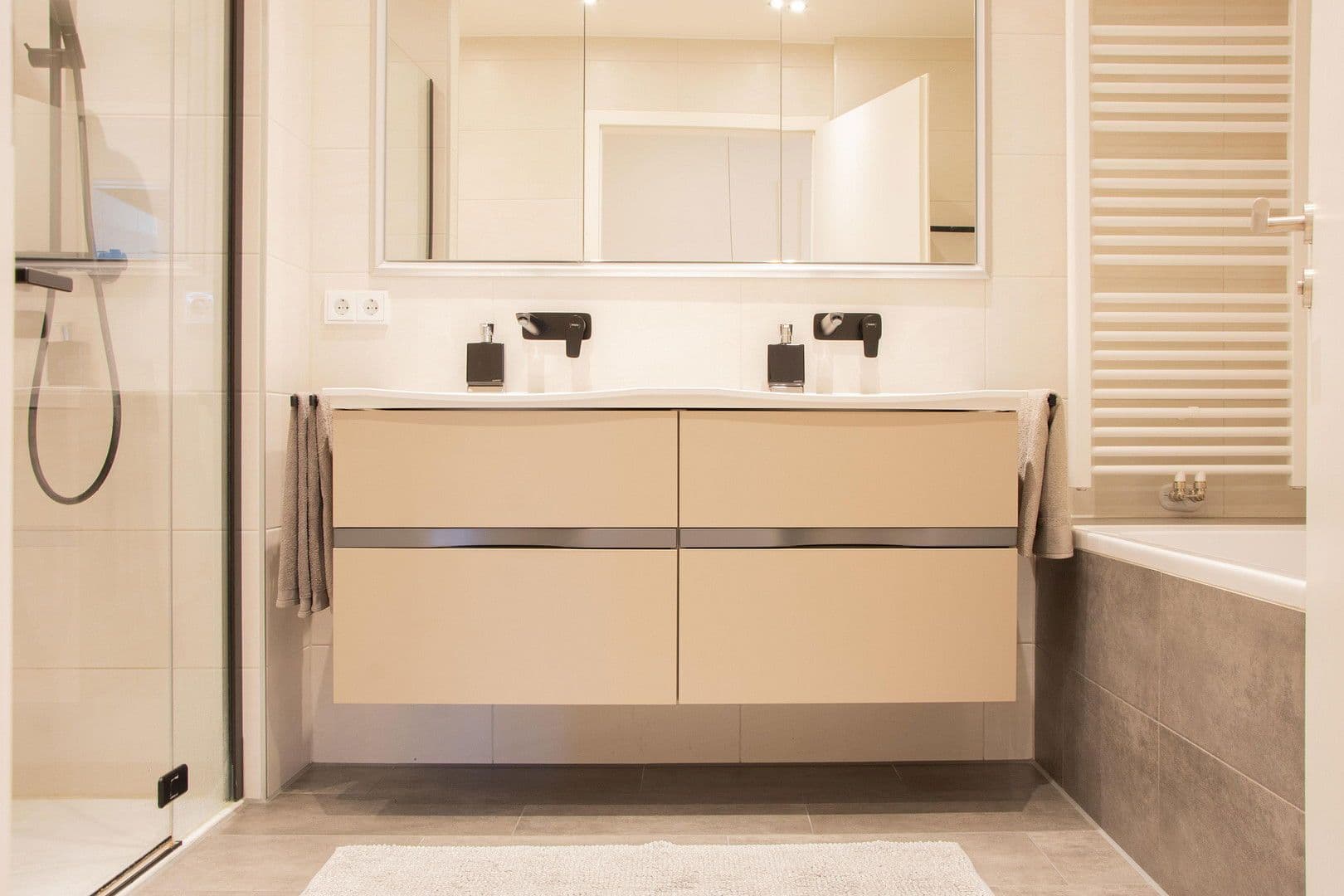 Prenájom bytu 4-izbový 108 m², Zimmererstr. 16, Augsburg, Bavorsko Prenájom bytu 4-izbový 108 m², Zimmererstr. 16, Augsburg, Bavorsko