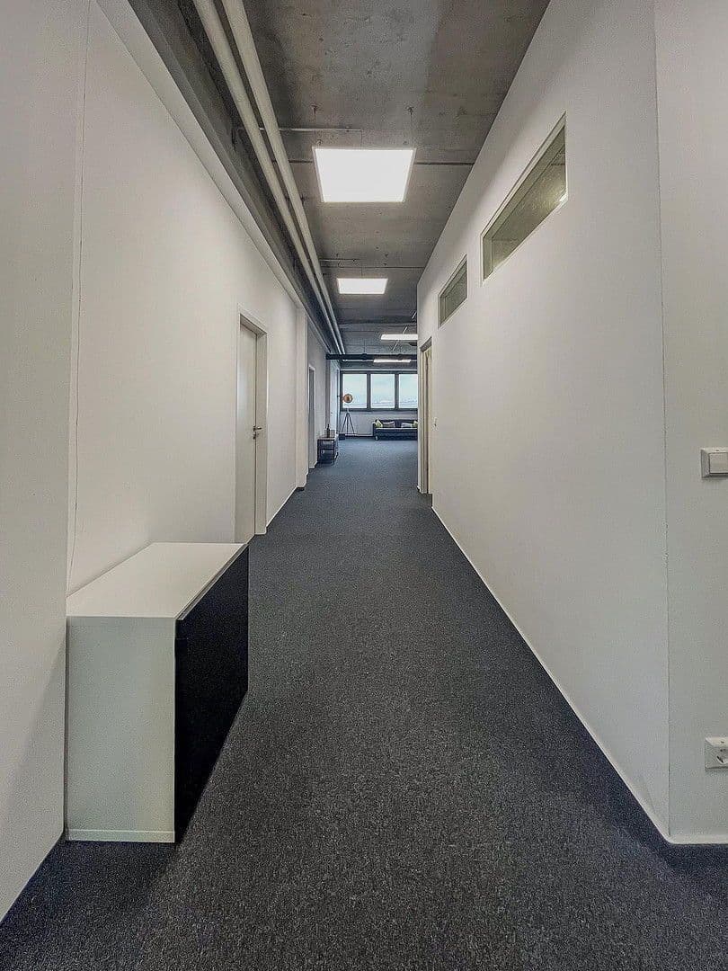 Prenájom kancelárie 230 m², Porschestrasse 2, Fellbach, Bádensko-Wurttembersko Prenájom kancelárie 230 m², Porschestrasse 2, Fellbach, Bádensko-Wurttembersko