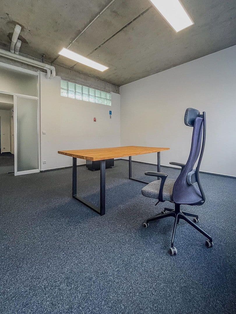 Prenájom kancelárie 230 m², Porschestrasse 2, Fellbach, Bádensko-Wurttembersko Prenájom kancelárie 230 m², Porschestrasse 2, Fellbach, Bádensko-Wurttembersko