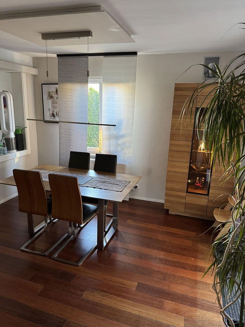 Predaj domu 170 m², pozemek 325 m², Kirchheim unter Teck, Bádensko-Wurttembersko Predaj domu 170 m², pozemek 325 m², Kirchheim unter Teck, Bádensko-Wurttembersko