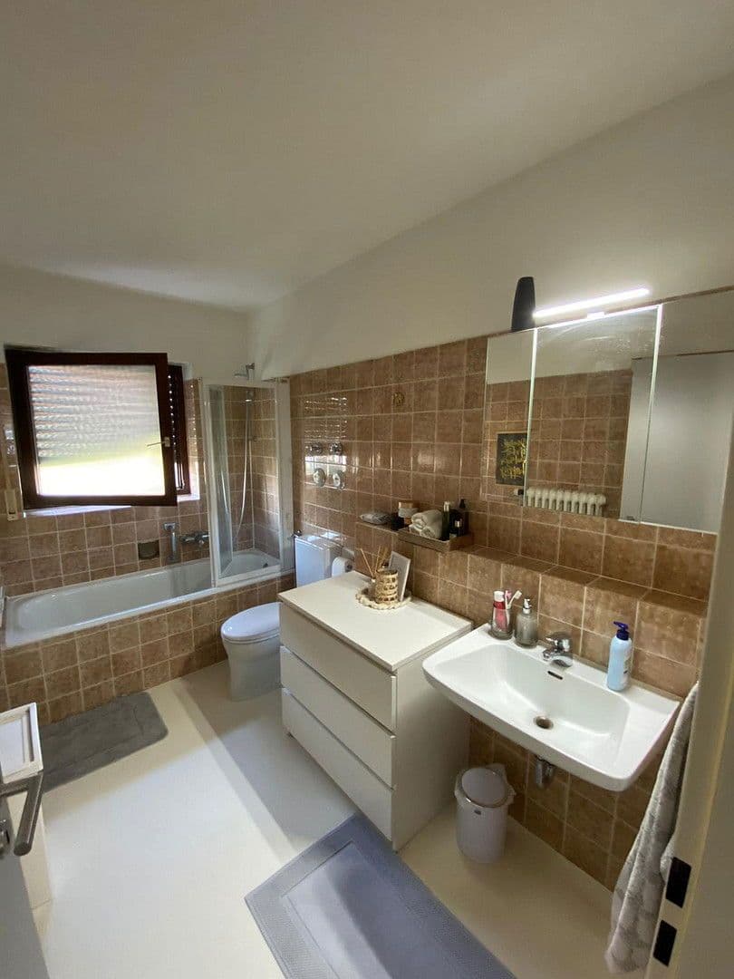 Prenájom bytu 3-izbový 99 m², Baden-Baden, Bádensko-Wurttembersko Prenájom bytu 3-izbový 99 m², Baden-Baden, Bádensko-Wurttembersko