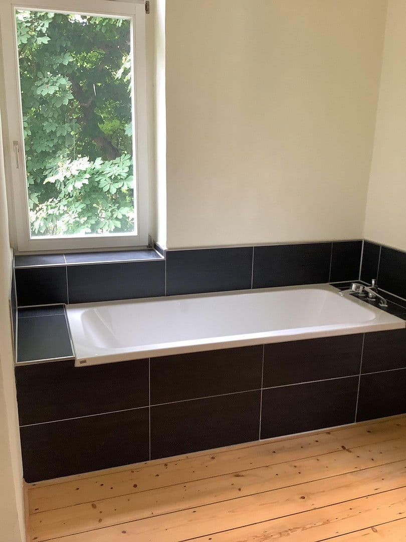 Prenájom bytu 4-izbový 165 m², Lindenauallee 28, Gotha, Durínsko Prenájom bytu 4-izbový 165 m², Lindenauallee 28, Gotha, Durínsko