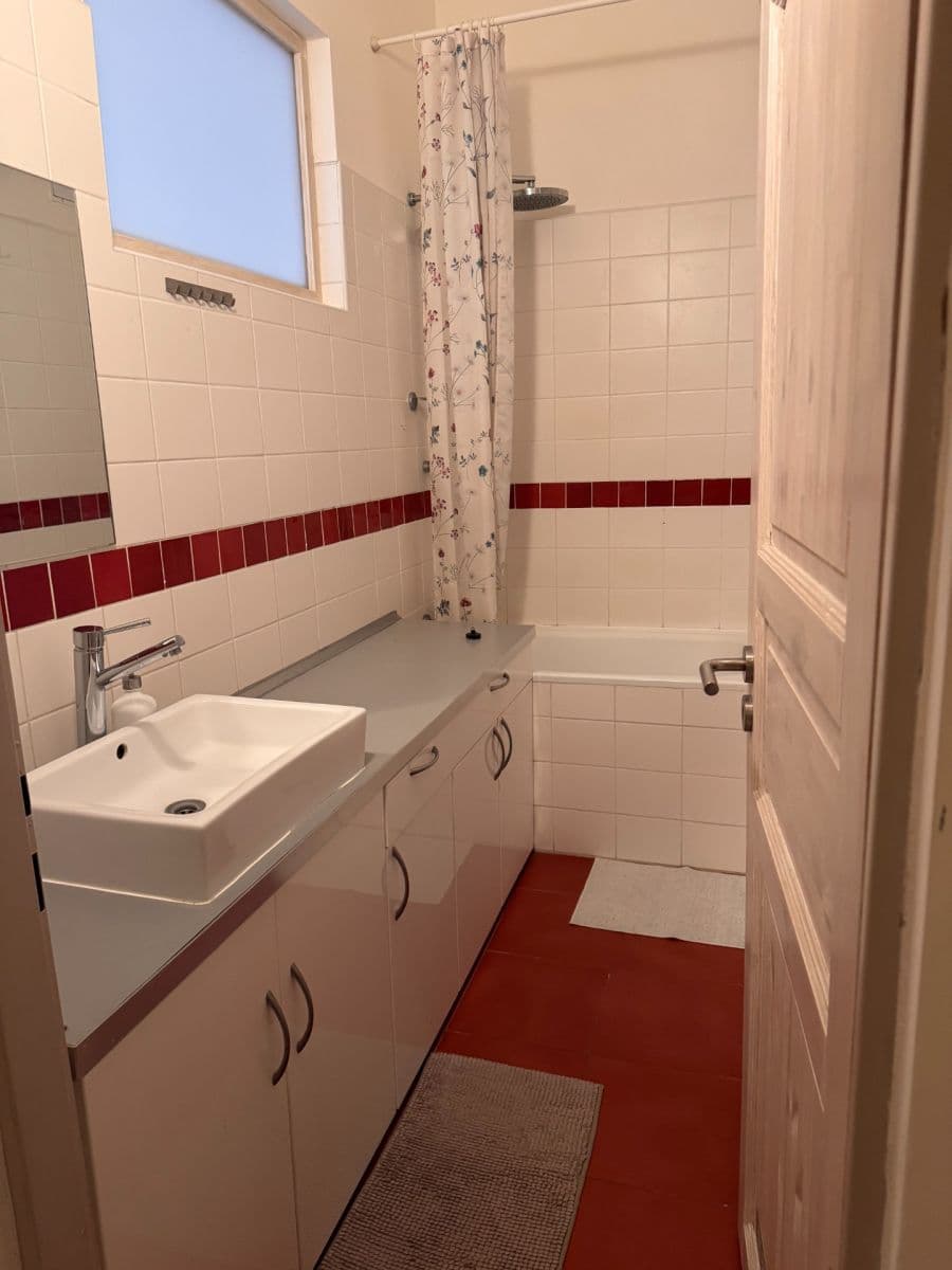 Prenájom bytu 1-izbový 40 m², Slovenská, Praha, Praha Prenájom bytu 1-izbový 40 m², Slovenská, Praha, Praha