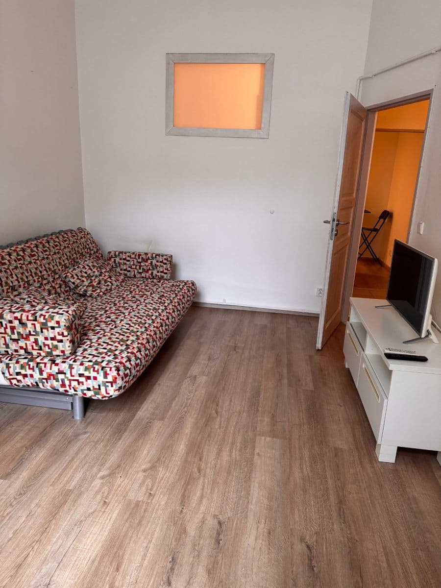 Prenájom bytu 1-izbový 40 m², Slovenská, Praha, Praha Prenájom bytu 1-izbový 40 m², Slovenská, Praha, Praha