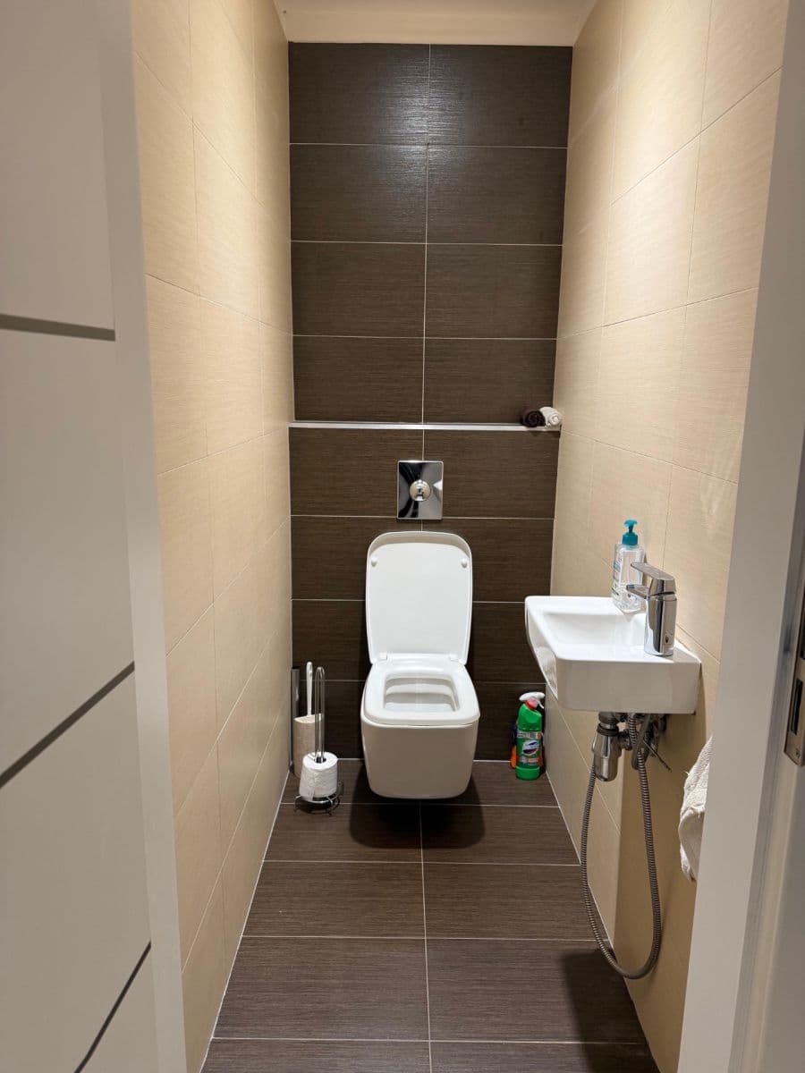 Prenájom bytu 3-izbový 76 m², Pod Kavalírkou, Praha, Praha Prenájom bytu 3-izbový 76 m², Pod Kavalírkou, Praha, Praha