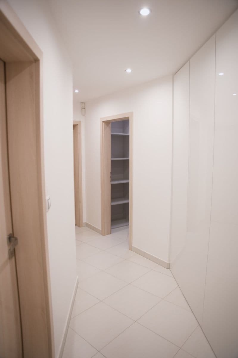 Prenájom bytu 2-izbový 76 m², Vojenova, Praha, Praha Prenájom bytu 2-izbový 76 m², Vojenova, Praha, Praha