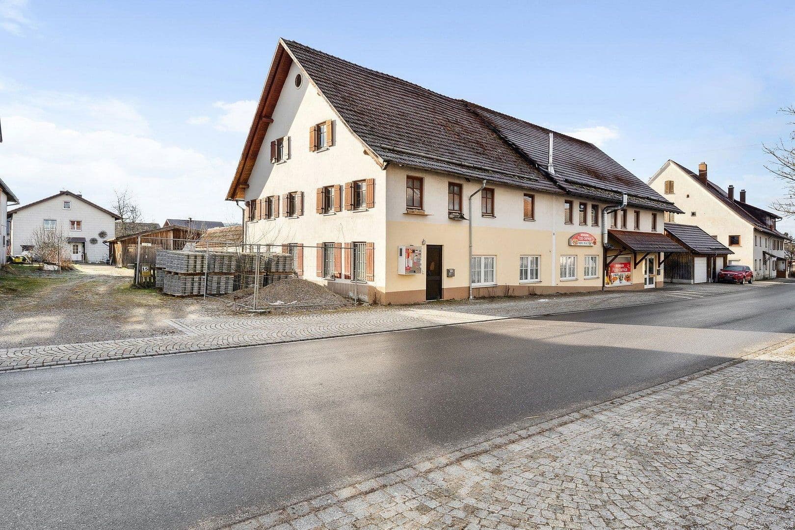 Predaj domu 443 m², pozemek 1.079 m², Ottobeurer Straße 17, Markt Rettenbach, Bavorsko Predaj domu 443 m², pozemek 1.079 m², Ottobeurer Straße 17, Markt Rettenbach, Bavorsko