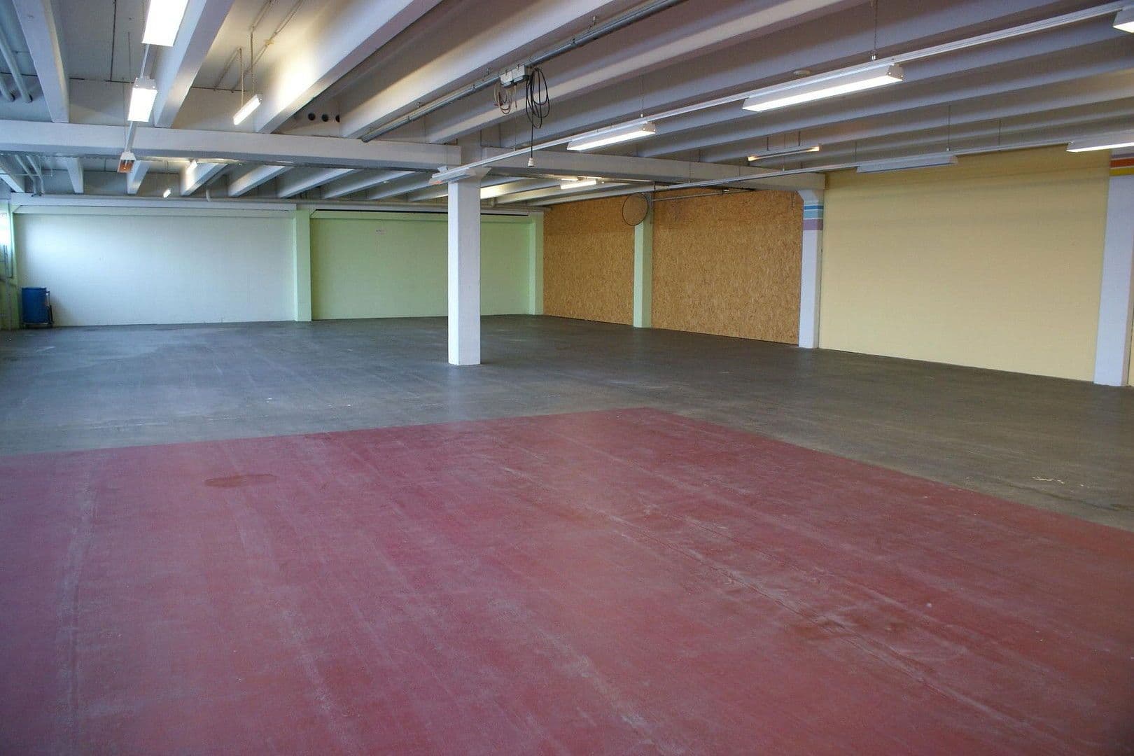 Prenájom nebytového priestoru 2.200 m², Aalen, Bádensko-Wurttembersko Prenájom nebytového priestoru 2.200 m², Aalen, Bádensko-Wurttembersko