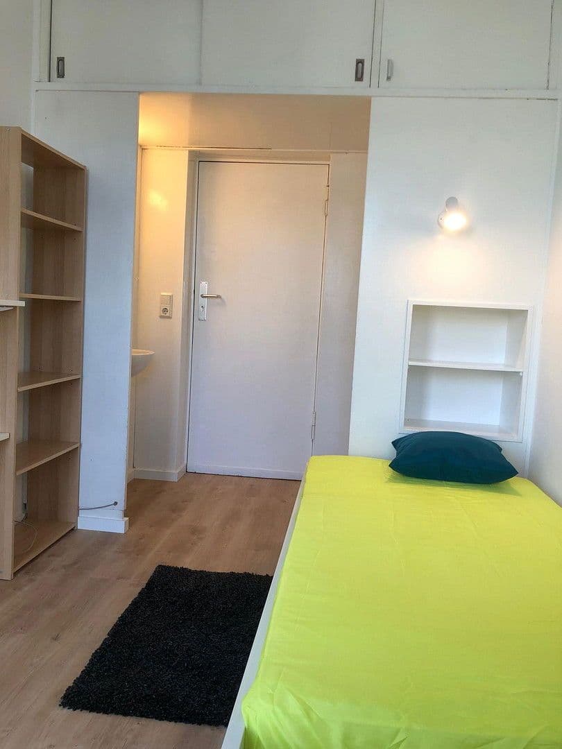 Prenájom bytu 13 m², Suarezstr. 15-17, Berlin, Berlín Prenájom bytu 13 m², Suarezstr. 15-17, Berlin, Berlín