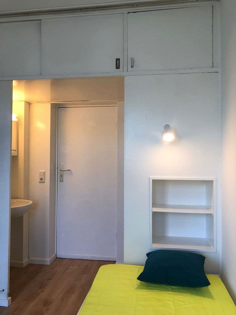 Prenájom bytu 13 m², Suarezstr. 15-17, Berlin, Berlín Prenájom bytu 13 m², Suarezstr. 15-17, Berlin, Berlín