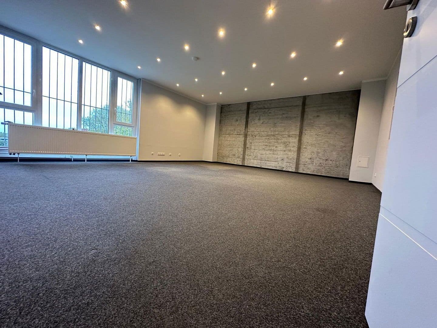 Prenájom nebytového priestoru 22.000 m², Steinbergstr. 3, Leipzig, Leipzig OT Holzhausen, Sasko Prenájom nebytového priestoru 22.000 m², Steinbergstr. 3, Leipzig, Leipzig OT Holzhausen, Sasko