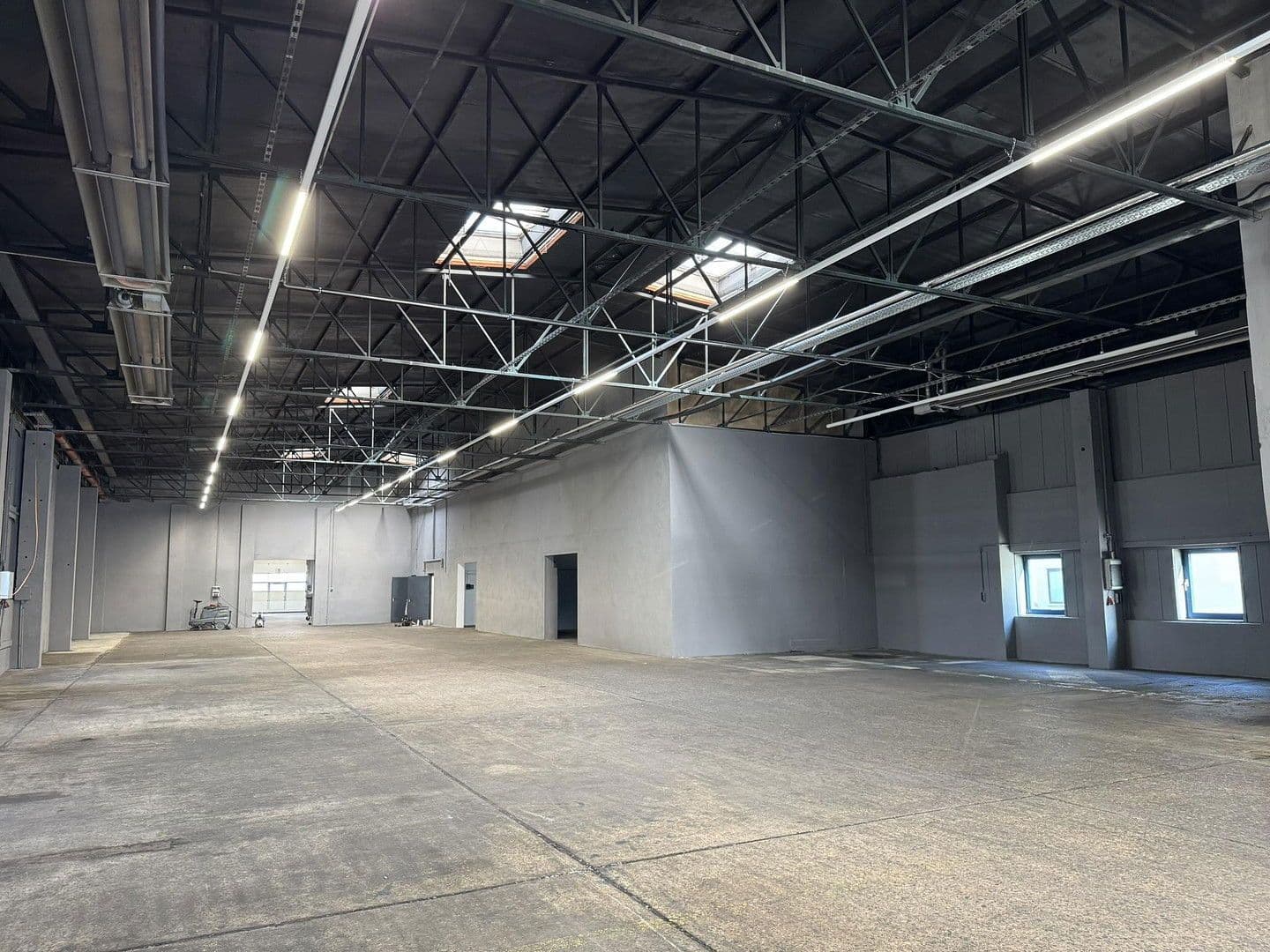 Prenájom nebytového priestoru 900 m², Dohna, Sasko Prenájom nebytového priestoru 900 m², Dohna, Sasko