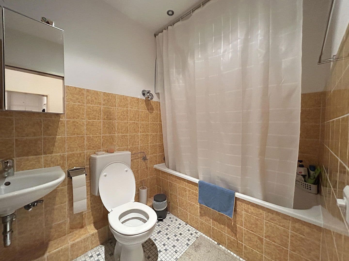 Prenájom bytu 3-izbový 80 m², Otto-Brenner-Straße 142, Bielefeld, Severné Porýnie - Westfálsko Prenájom bytu 3-izbový 80 m², Otto-Brenner-Straße 142, Bielefeld, Severné Porýnie - Westfálsko