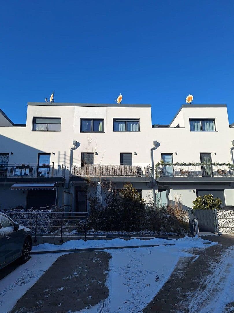 Predaj domu 130 m², pozemek 170 m², Nürnberger Straße, Zirndorf, Bavorsko Predaj domu 130 m², pozemek 170 m², Nürnberger Straße, Zirndorf, Bavorsko