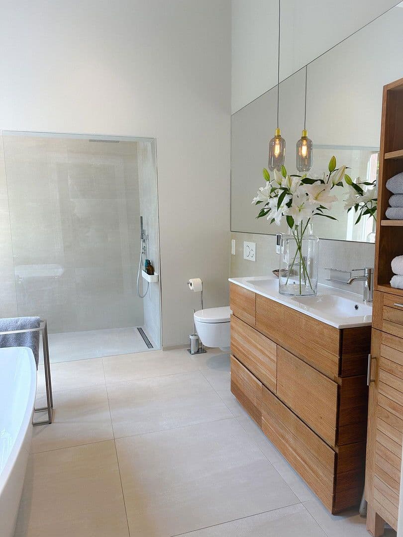 Prenájom bytu 4-izbový 160 m², Frankfurt, Hesensko Prenájom bytu 4-izbový 160 m², Frankfurt, Hesensko