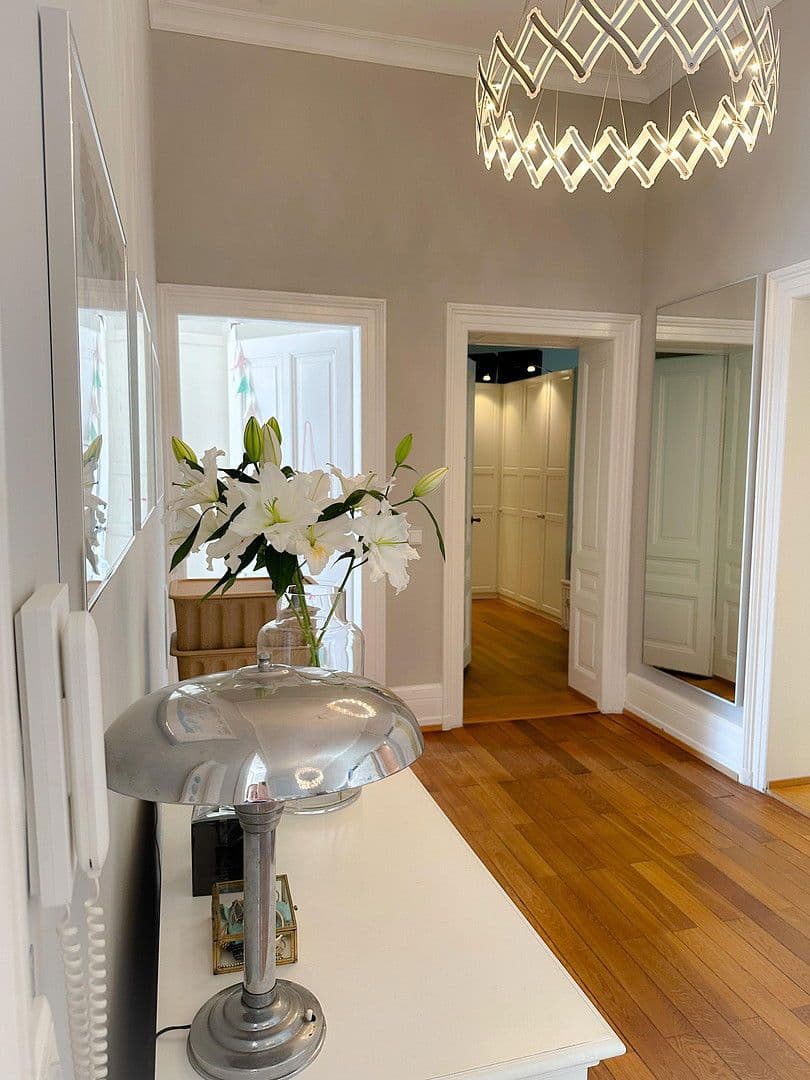 Prenájom bytu 4-izbový 160 m², Frankfurt, Hesensko Prenájom bytu 4-izbový 160 m², Frankfurt, Hesensko